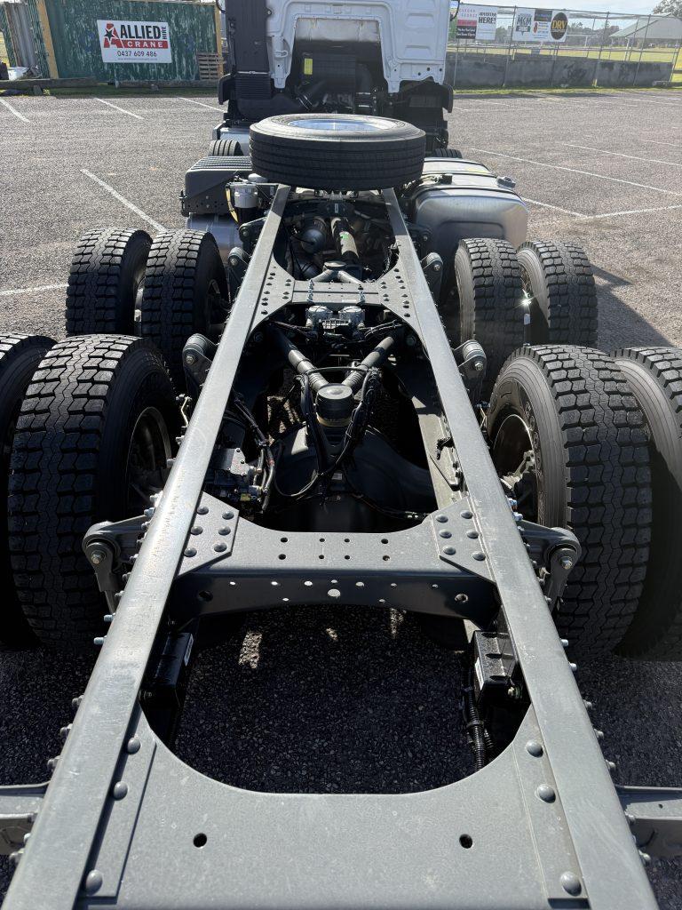 G7 8x4 Cab Chassis — view 14
